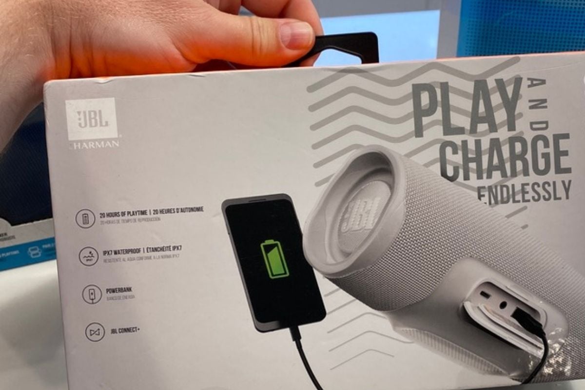 JBL Charge Bluetooth Speaker Review for boat, beach and back yard. 