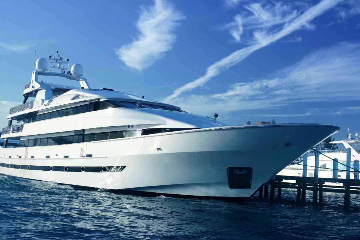How Much Does a Yacht Salesman Make: A Comprehensive Guide 1
